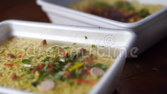 准备方便面碗里有黄面泰国菜或中国菜在食品准备中添加香料视频的预览图