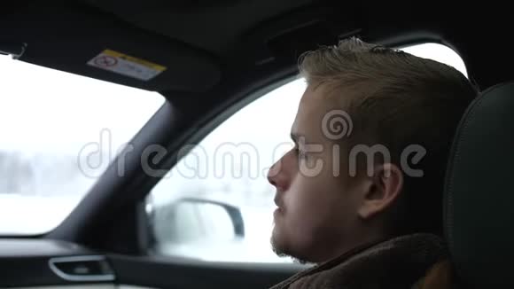 冬天开车的年轻人慢动作视频的预览图