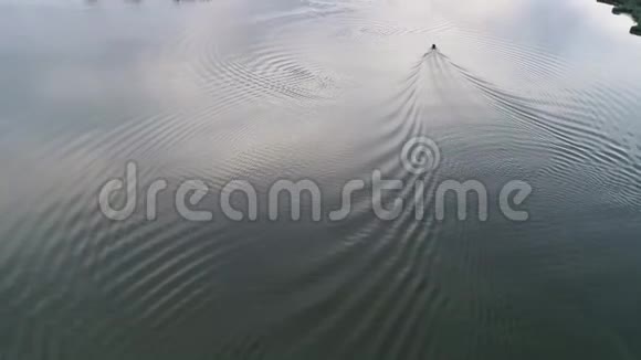 空中观景用摩托艇在河中唤醒视频的预览图