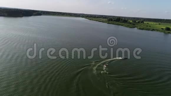 空中观景用摩托艇在河中唤醒视频的预览图