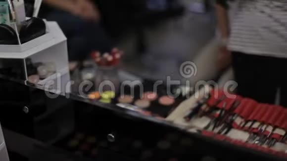 发型师用专业化妆品化妆视频的预览图