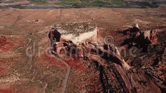 科罗拉多国家纪念碑上红色阳光高原的空中拍摄全景大交叉路口和科罗拉多河视频的预览图