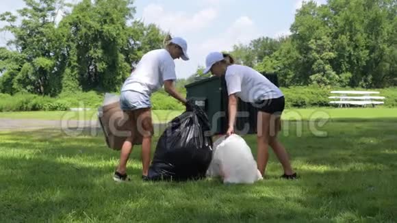 志愿者清理园区垃圾人们拿着装满垃圾的塑料袋环境污染视频的预览图