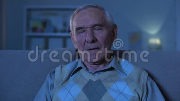老人在家睡在沙发上晚上放松疲倦特写视频的预览图