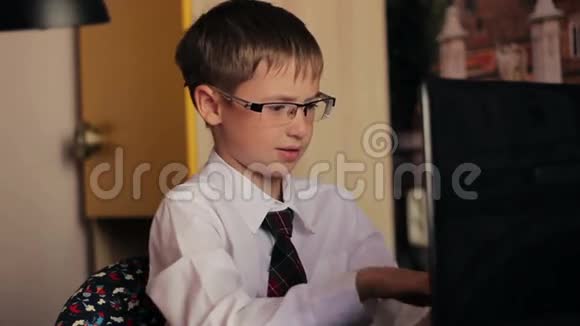 8岁的男孩戴着眼镜穿着白色衬衫视频的预览图