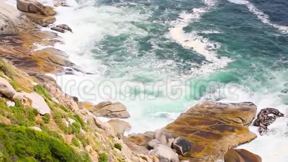 波涛汹涌的海浪拍打着查普曼开普敦山顶西部陡峭的山崖视频的预览图