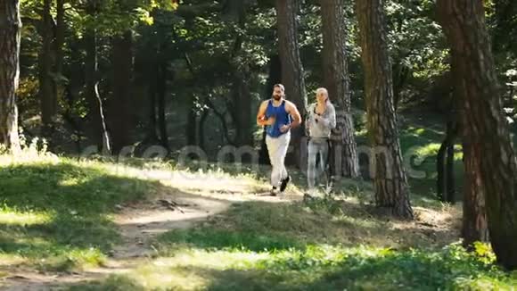 夫妇去公园慢跑视频的预览图