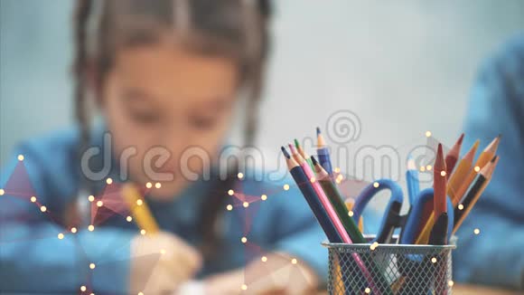 可爱可爱的扎着滑稽辫子的女学生用黄色荧光笔画画视频的预览图