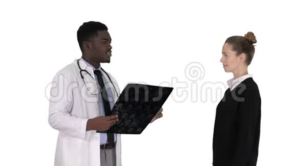 医生给病人看X线结果然后病人在白色背景上离开视频的预览图