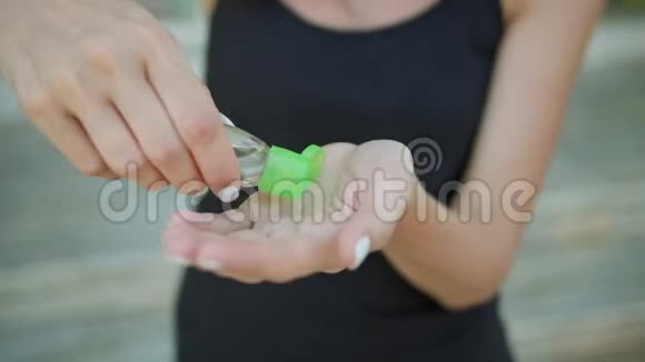 女人用抗菌手凝胶视频的预览图