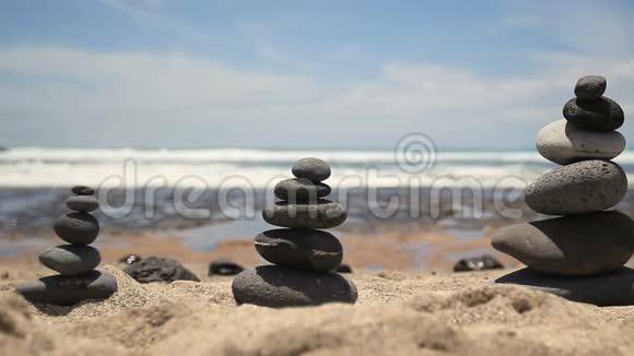 在海边的凯恩平衡的石头平衡概念视频的预览图