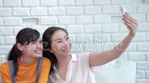 东南亚的母亲和女儿都很快乐视频的预览图
