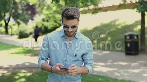 年轻人在智能手机上散步和发短信视频的预览图