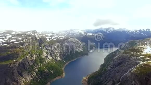 有陡峭河岸的河流的空中景色迷人的风景挪威视频的预览图