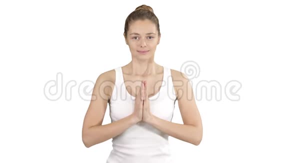 年轻的瑜伽女子练瑜伽做着纳马的手势锻炼身体穿着白色的t恤视频的预览图