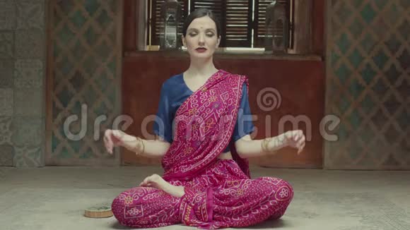 冥想女人练习瑜伽莲花姿势视频的预览图