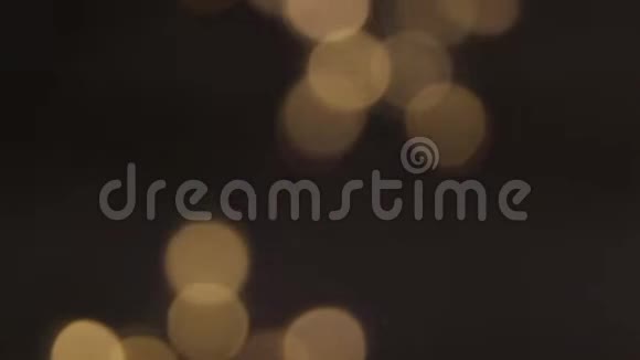 三颗五尖星组成的一组模糊光的圆形运动视频的预览图