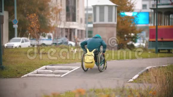 坐轮椅的残疾人试图驾驶轮椅越过坡道但失败视频的预览图