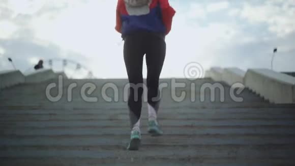女人穿着运动服跑楼梯的后景优雅的女人在sity公园跑楼梯视频的预览图