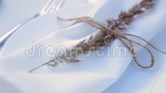 折叠棉巾隔离在白色背景上亚麻餐巾在桌子上视频的预览图