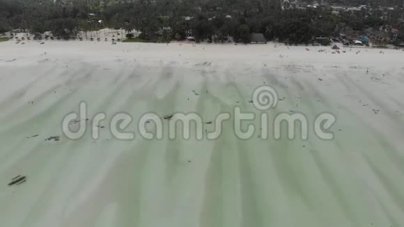 乘坐天堂热带帕耶海滩在低潮搁浅在东桑给巴尔岛的鸟瞰图坦桑尼亚非洲视频的预览图