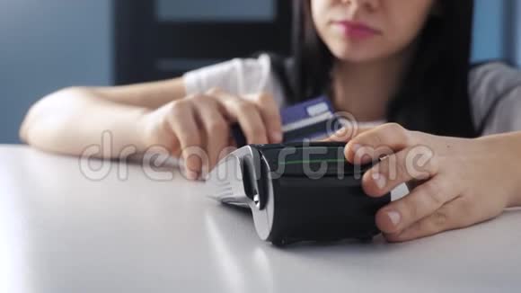 用信用卡支付商品和服务的购销店内刷卡生活方式女孩付钱视频的预览图