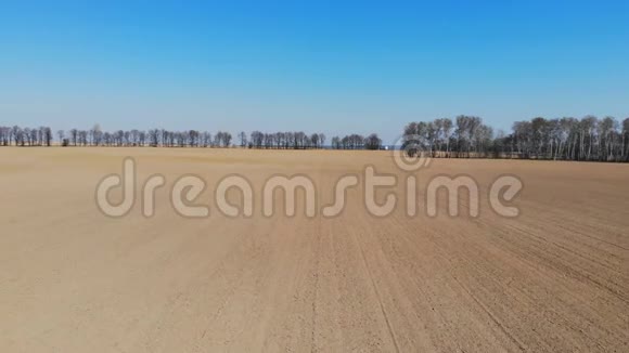 在一片农业棕色的田野上令人惊叹的景色视频的预览图