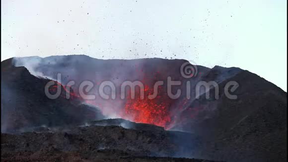 熔岩从冰岛的埃亚法贾拉伊阿卡尔的火山口喷发视频的预览图