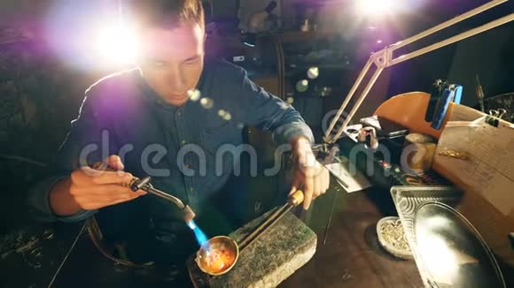 专业珠宝商冶炼金属采用焊机视频的预览图