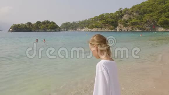 美丽少女站海景树山背景视频的预览图