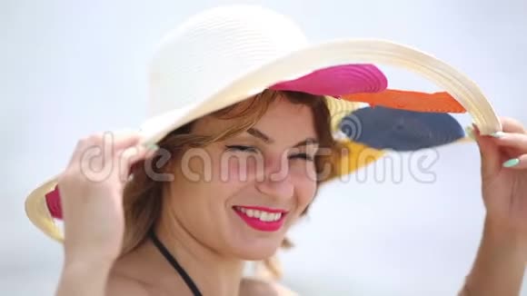戴帽子的女孩在海边有广阔的田野视频的预览图