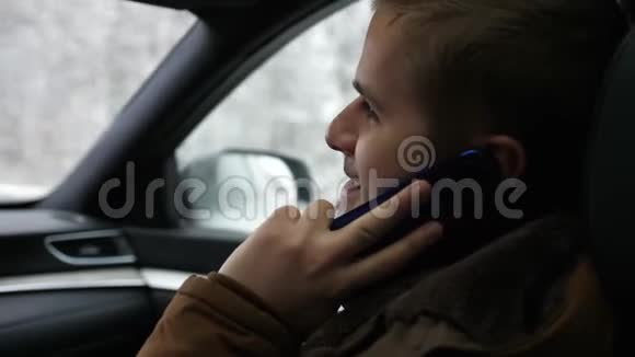 白人帅哥在车里打电话视频的预览图