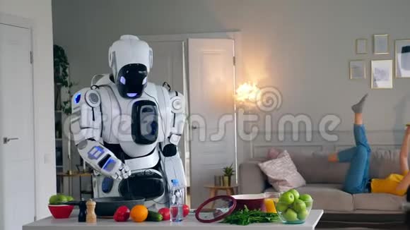 机器人正在为躺在沙发上的女士做饭视频的预览图