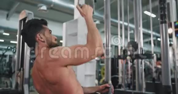 在健身房里辛苦锻炼一天进行有魅力的运动锻炼努力锻炼他的二头肌视频的预览图