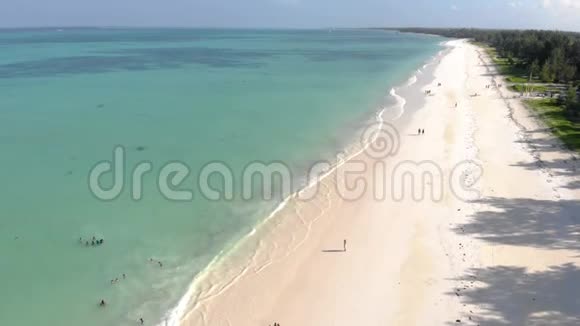 在东桑给巴尔岛上的天堂热带帕耶海滩上飞行坦桑尼亚非洲视频的预览图