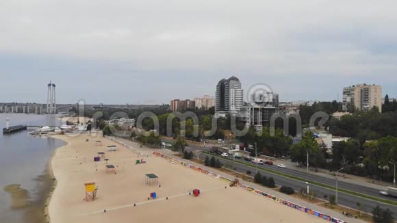 城市海滩的航拍视频视频的预览图