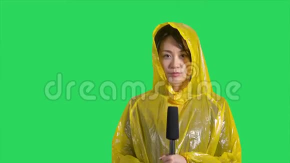 绿色屏幕上的亚洲天气记者视频的预览图