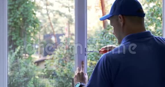修理和调整塑料PVC窗的工人视频的预览图