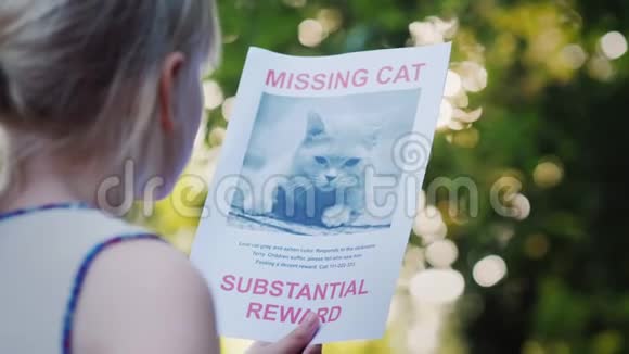 一个孩子手里拿着一份关于失去她的猫的声明视频的预览图