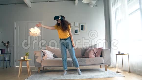 客厅里有一位年轻女子坐着VR眼镜智能家居概念视频的预览图
