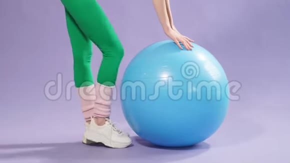 留着红色长发的女孩站在蓝色健身球旁边视频的预览图