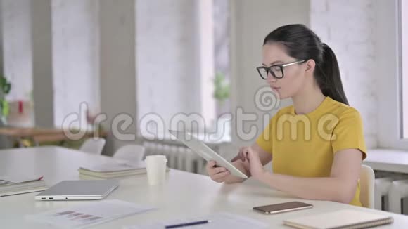 从事现代办公室工作的年轻女性设计师视频的预览图