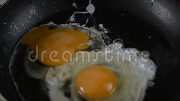 在锅里煎两个鸡蛋视频的预览图