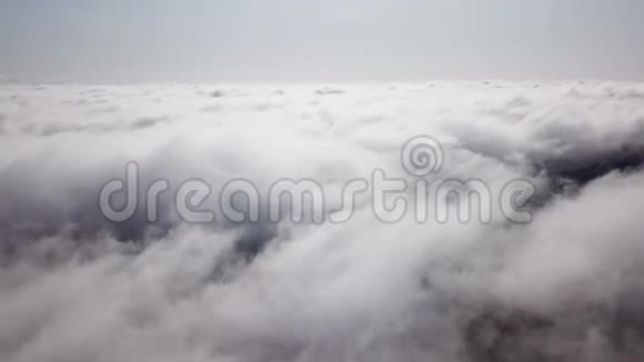 缓慢的在云层之上飞行视频的预览图