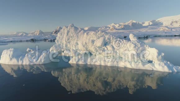 融化的冰全球变暖冰山在缓慢运动中的反射视频的预览图