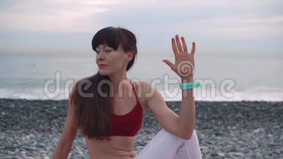 穿着马莎莎娜扭转姿势的女人视频的预览图