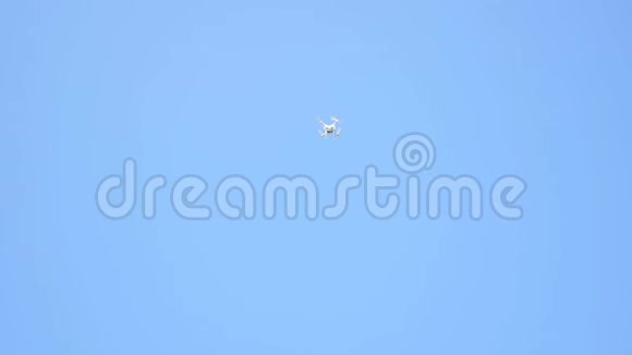 无人机爬上天空视频的预览图