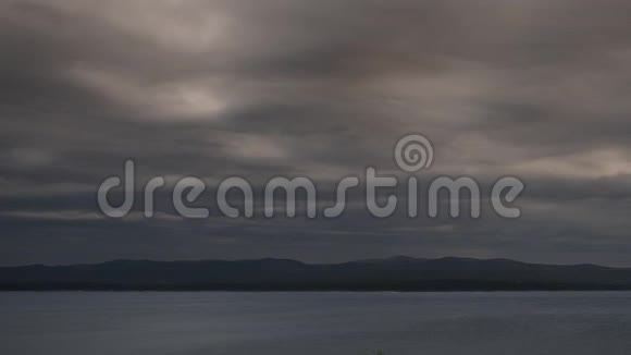 克罗地亚黄昏时分布雷克岛上海面上戏剧性的云层消失视频的预览图