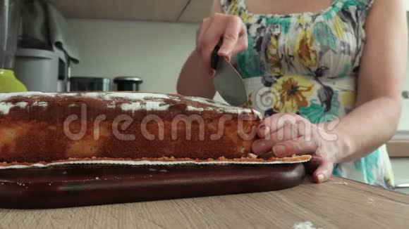 带着刀的女人拿着刀的蛋糕视频的预览图