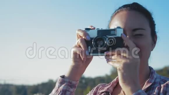 特写镜头美丽的女人站在桥上拍摄复古镜头视频的预览图